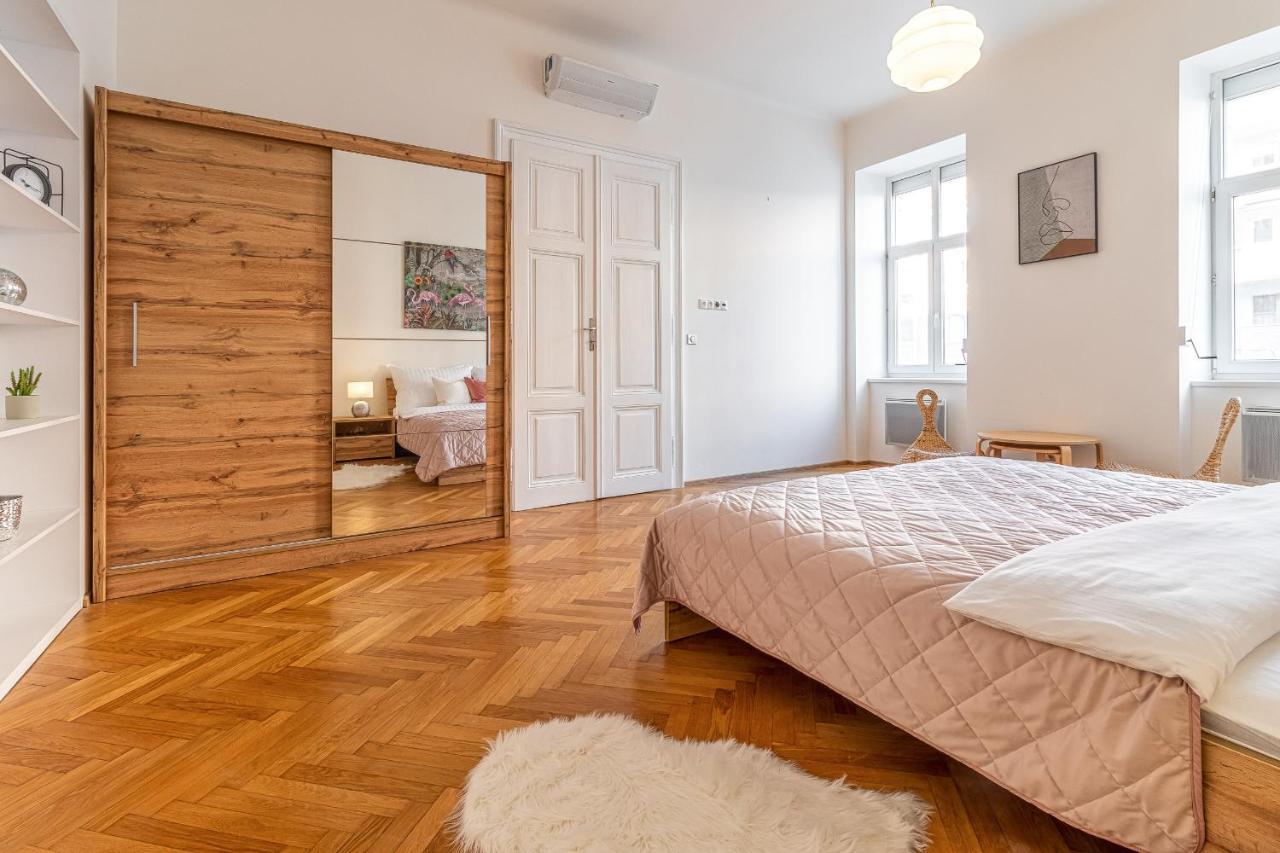 Stylish Luxury Flat In Old Town Lejlighed Bratislava Eksteriør billede