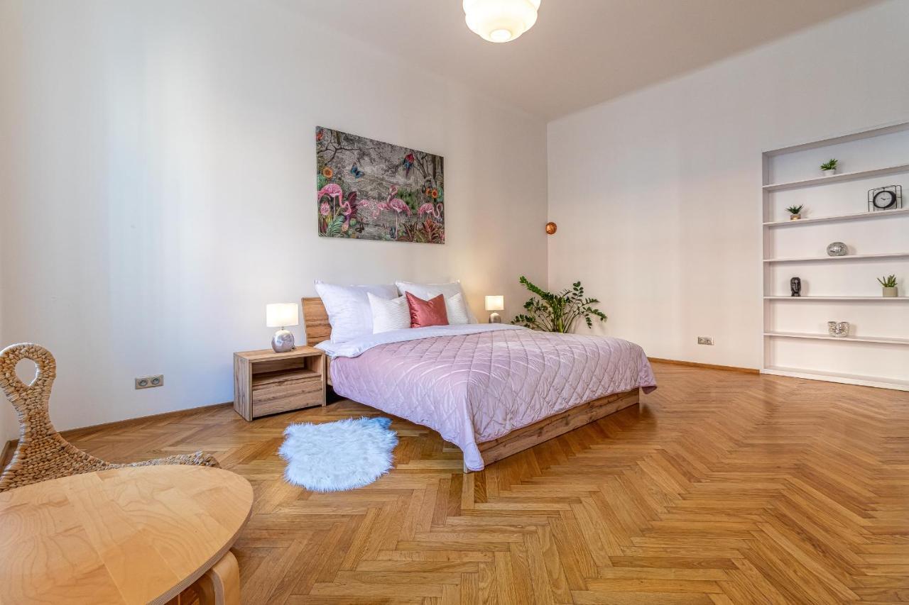 Stylish Luxury Flat In Old Town Lejlighed Bratislava Eksteriør billede