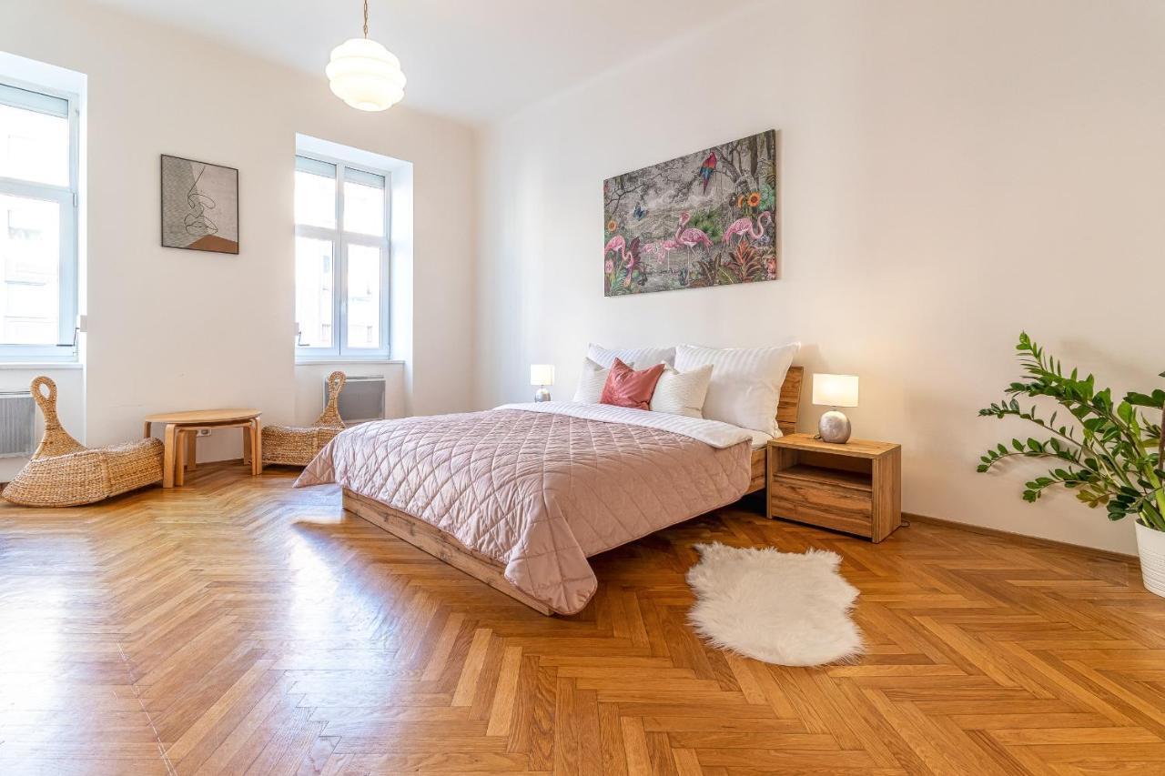 Stylish Luxury Flat In Old Town Lejlighed Bratislava Eksteriør billede